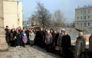Паломники у двух храмов прп. Сергия Радонежского