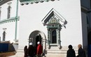 У входа в храм Всех святых под колокольней