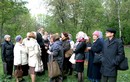 Паломники перед храмом