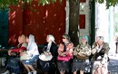 Группа утомленных паломников у храма «Нечаянной Радости»