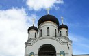 Группа паломников у храма Рождества Христова в Мытищах