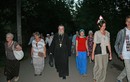 Бредут уставшие паломники