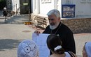Настоятель храма показывает проект Боголюбского комплекса