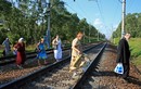 К храму на другой стороне железной дороги
