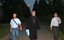 Вечер: мужчины замыкают шествие паломников