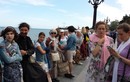 Группа собирается после прогулки по набережной Ялты